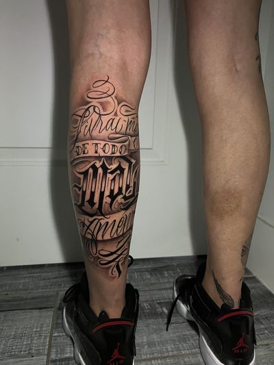 Script on the back of the calf reading "Livrai-me de todo o mal, Amem", with DE TODO O on a banner and MAL in large blackletter.